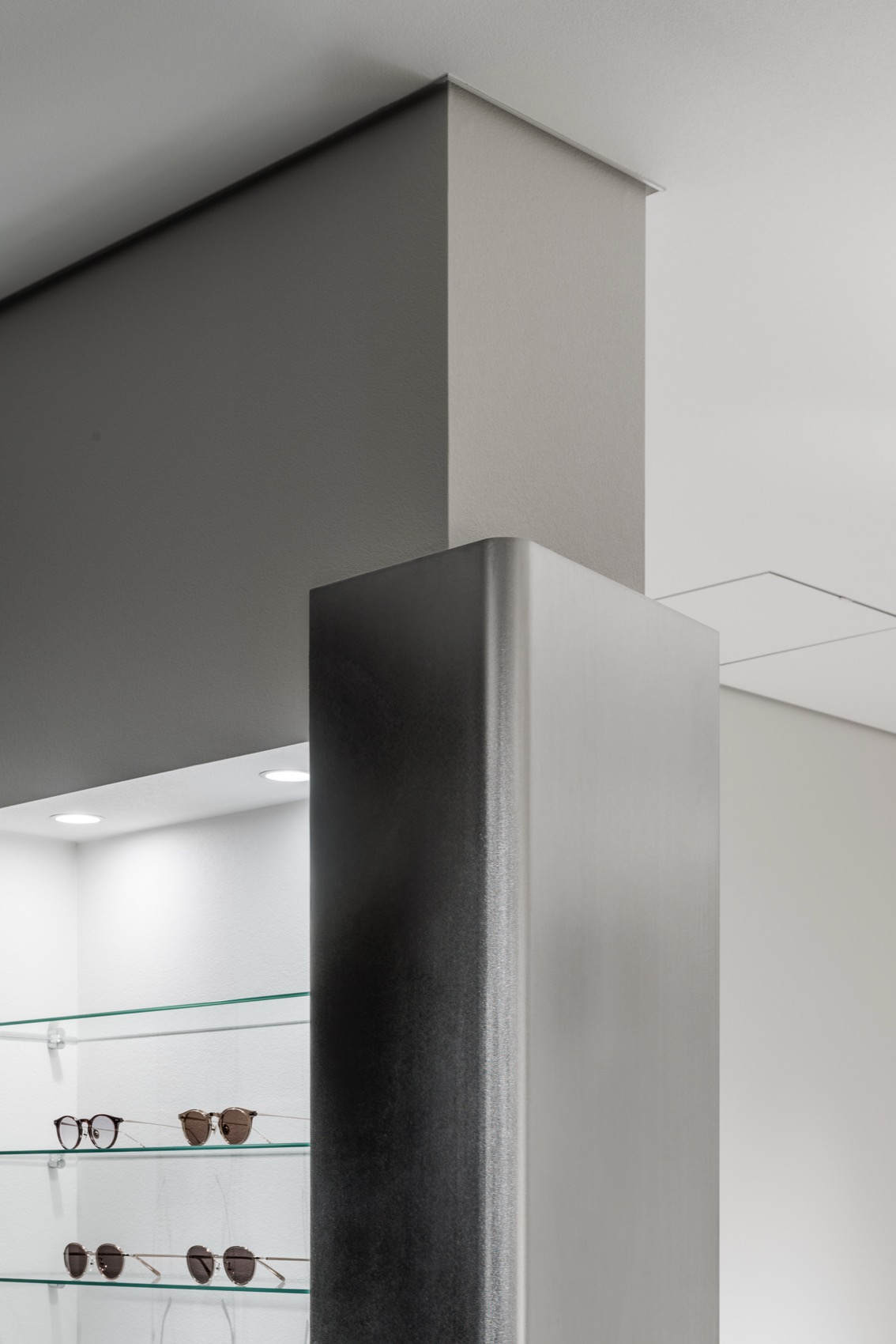 芦屋眼镜店

注：ASHIYA常见为日本地名芦屋，光学商店一般可理解为眼镜店 丨日本兵库丨RID-20