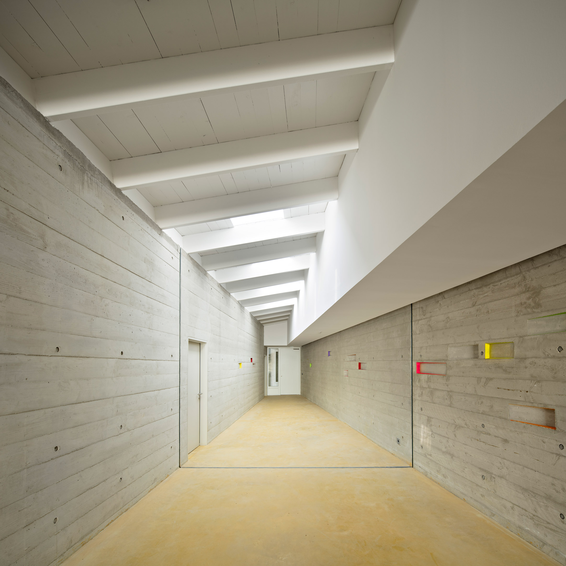 Combas builds "warm and robust" juvenile detention facility in Marseille-24