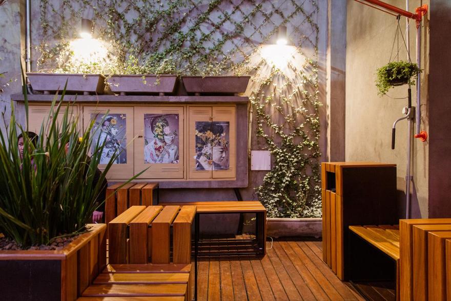 巴西 Varanda Bar Hirá · 灵活多变的木质室外酒吧空间-3