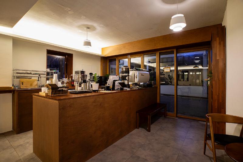 20 平米白色与木质元素打造温馨小资咖啡馆-9