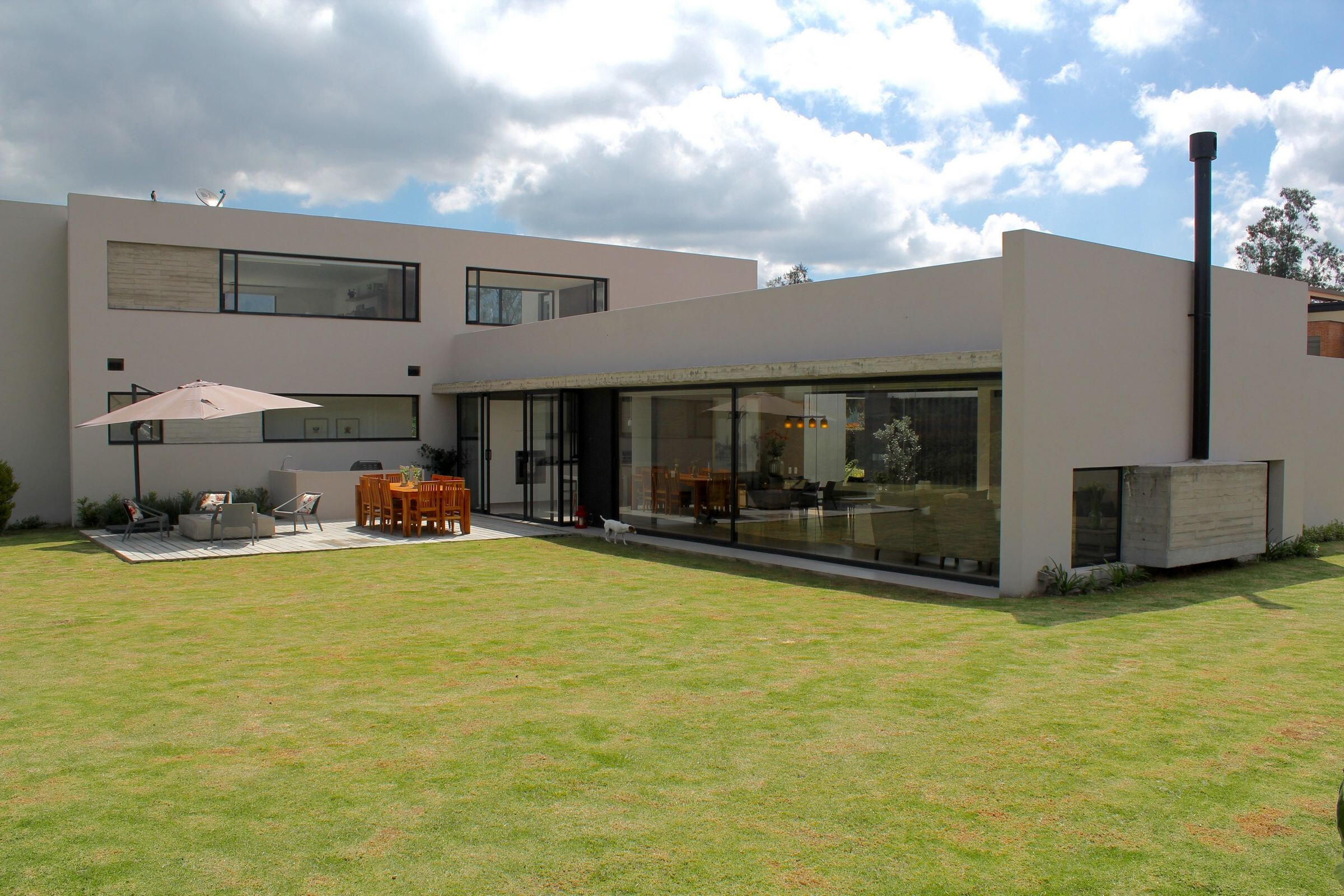 哥伦比亚 L 型别墅 · Campuzano Arquitectos 的室内外一体化设计-12