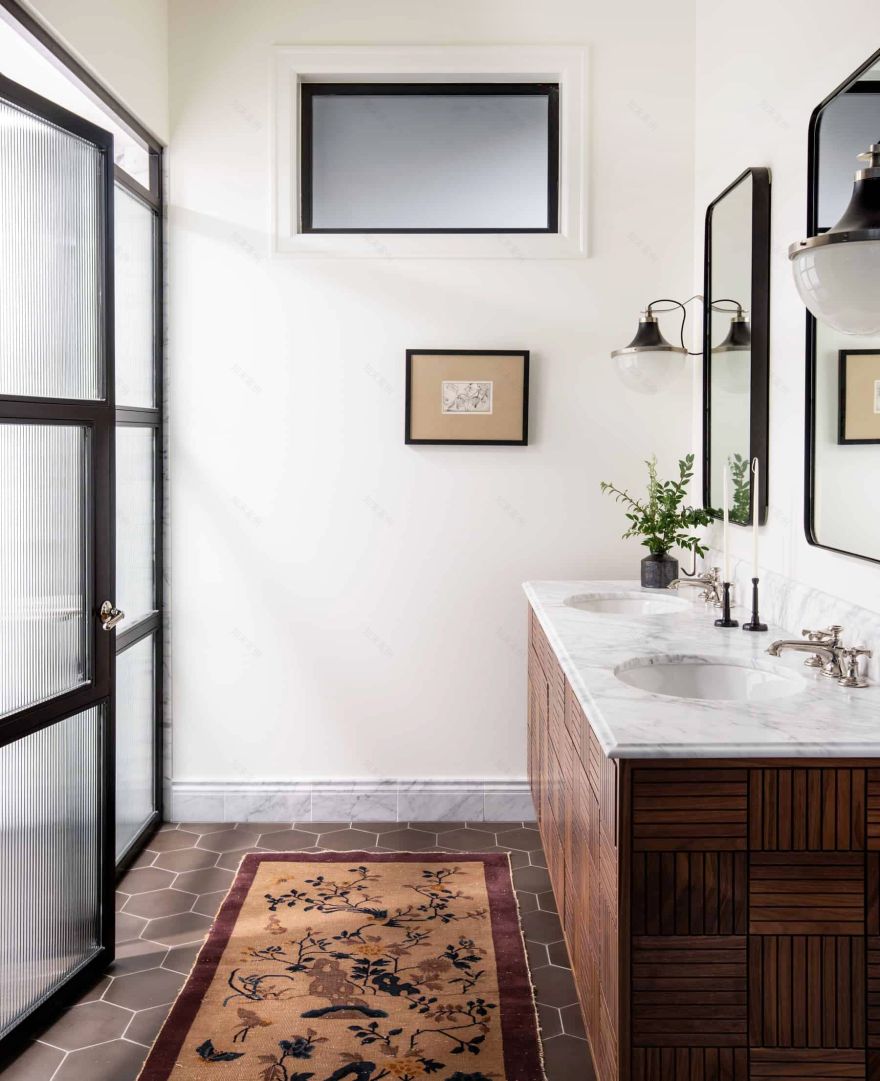 探索 2023 年最潮的 60 款浴室瓷砖设计-32