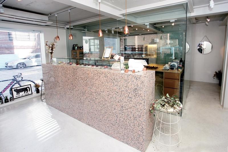 首尔十坪高级现代甜品店设计-4