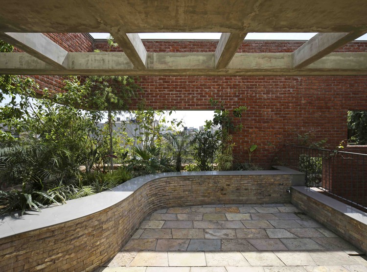 砖墙面纱 · 新德里拥挤社区中的宁静绿洲-30