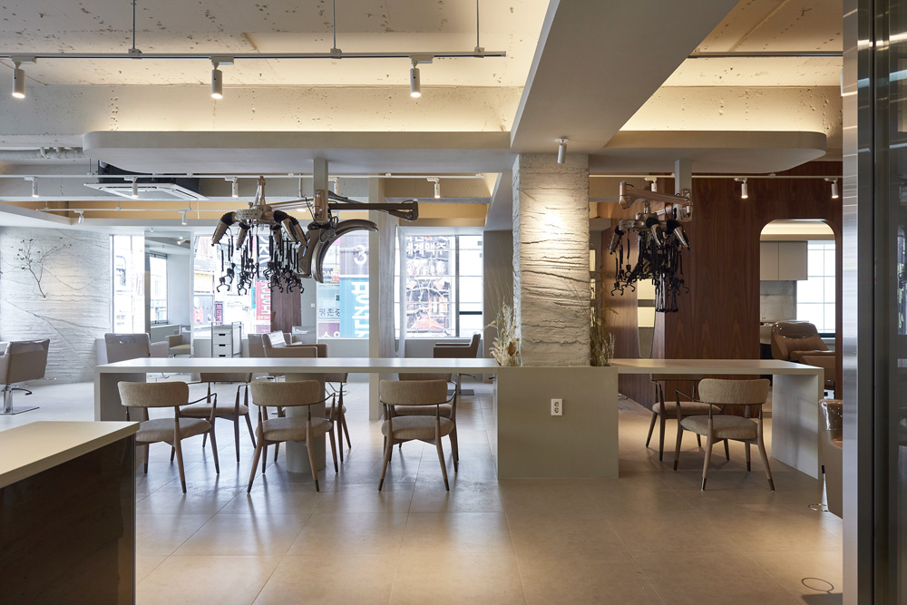 白色与木色的和谐交融 | 43 平米美容室内设计-5