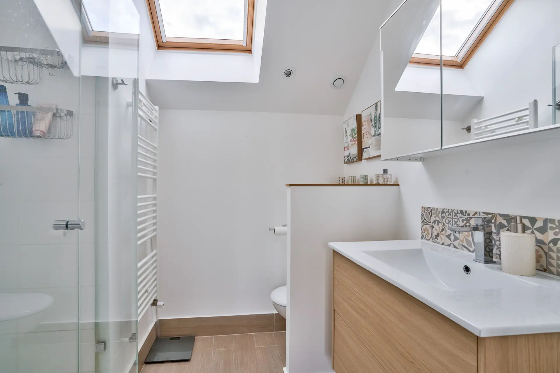 巴黎西区 | 旧看守房变现代家庭住宅，这个扩建技巧值得学！-11