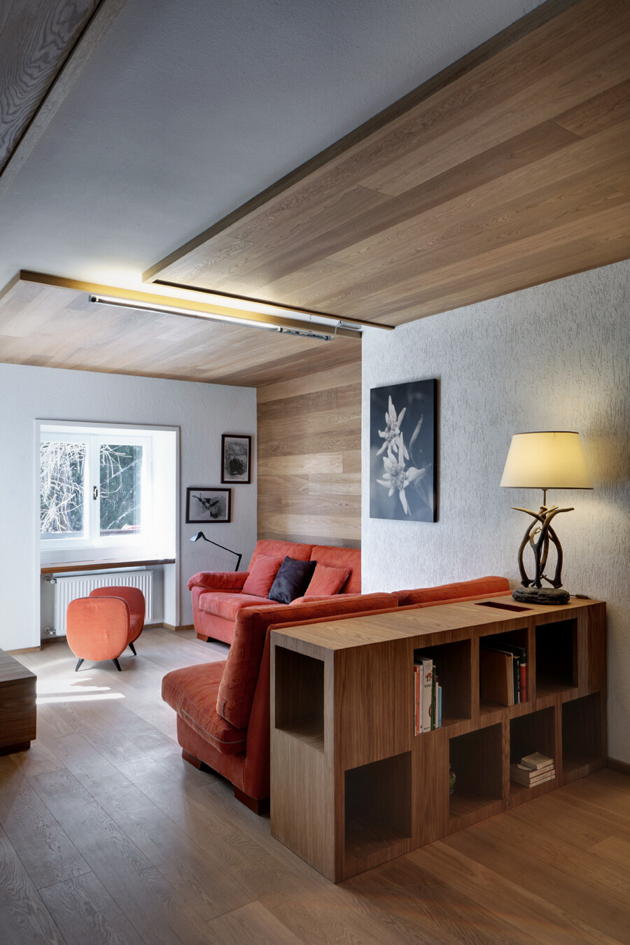 意大利"红窗"公寓，独特木构造室内空间-19
