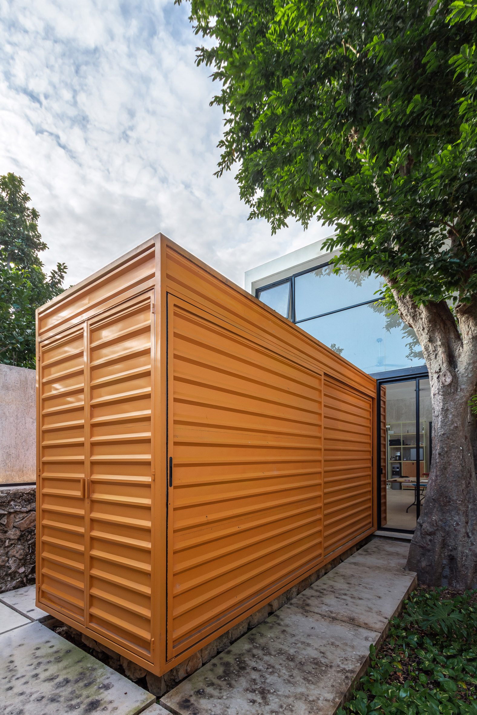 墨西哥艺术家工作室 | 锯齿屋顶与彩色空间的完美结合-20