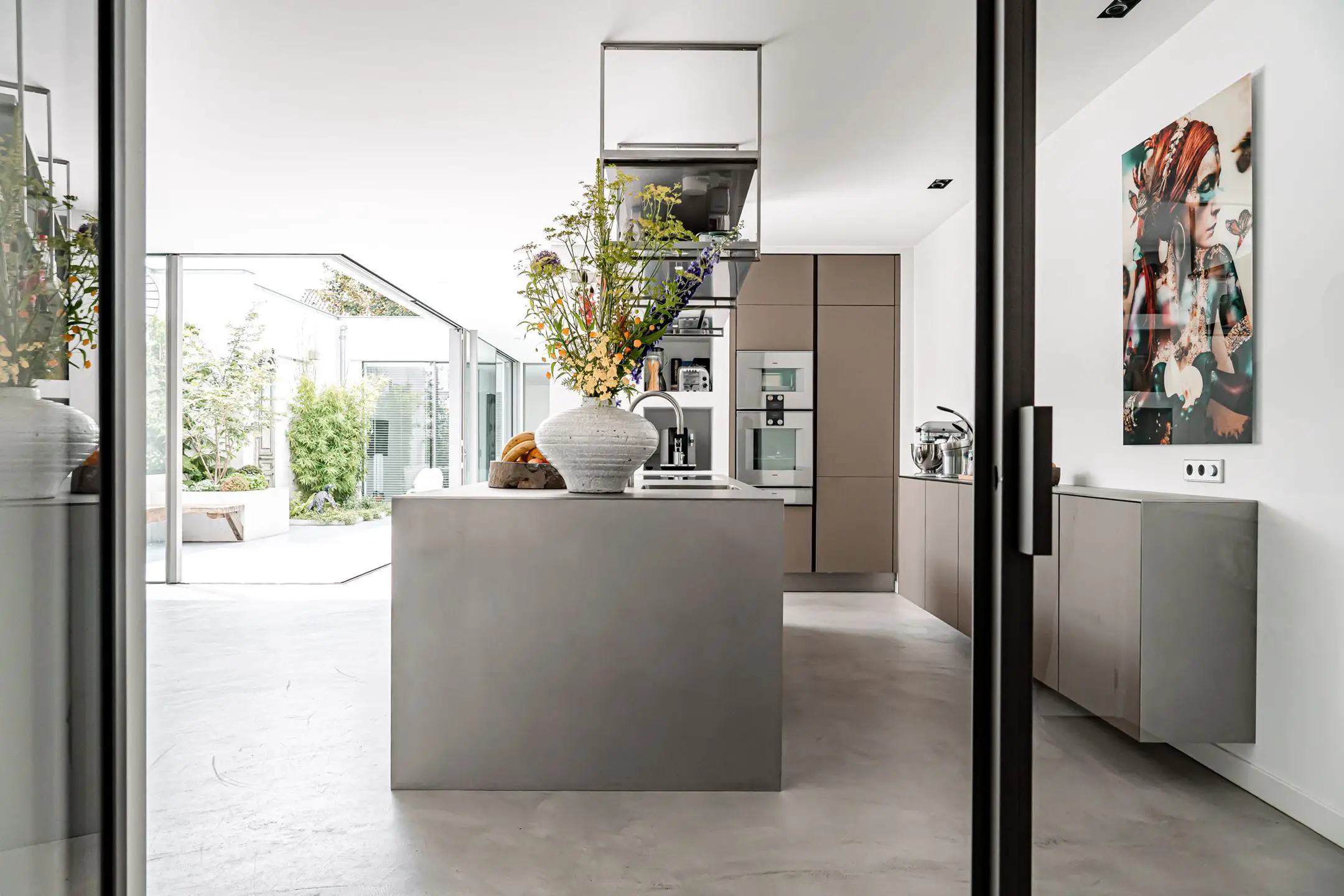 荷兰优雅明亮公寓设计，城市绿意渗透室内-10