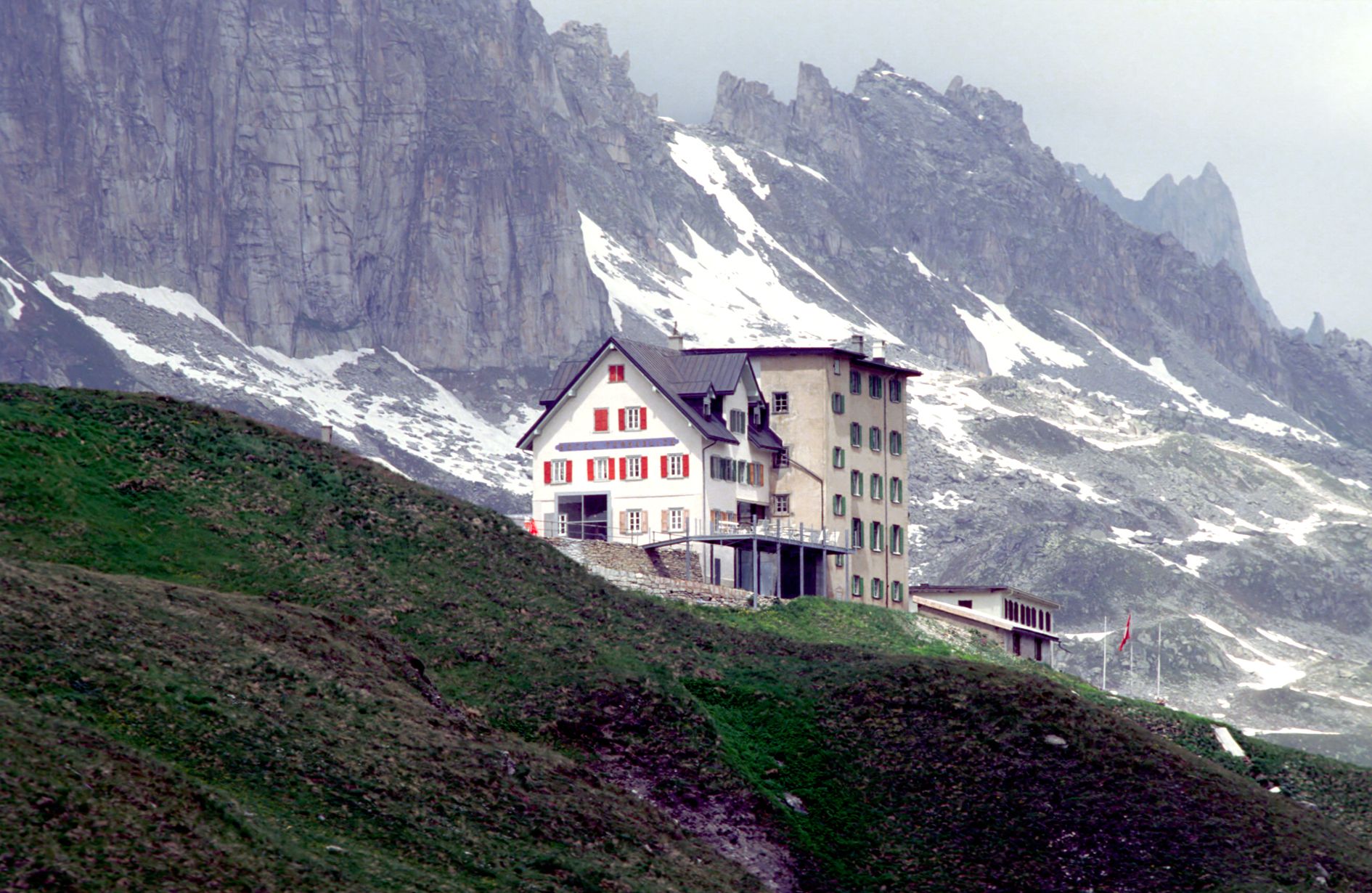 瑞士 Furka Blick 酒店 | 百年历史与现代设计的完美融合-9