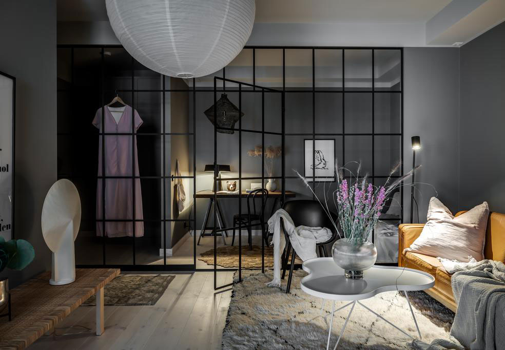 瑞典 75 平米公寓的黑暗墙面与有趣分区设计-1