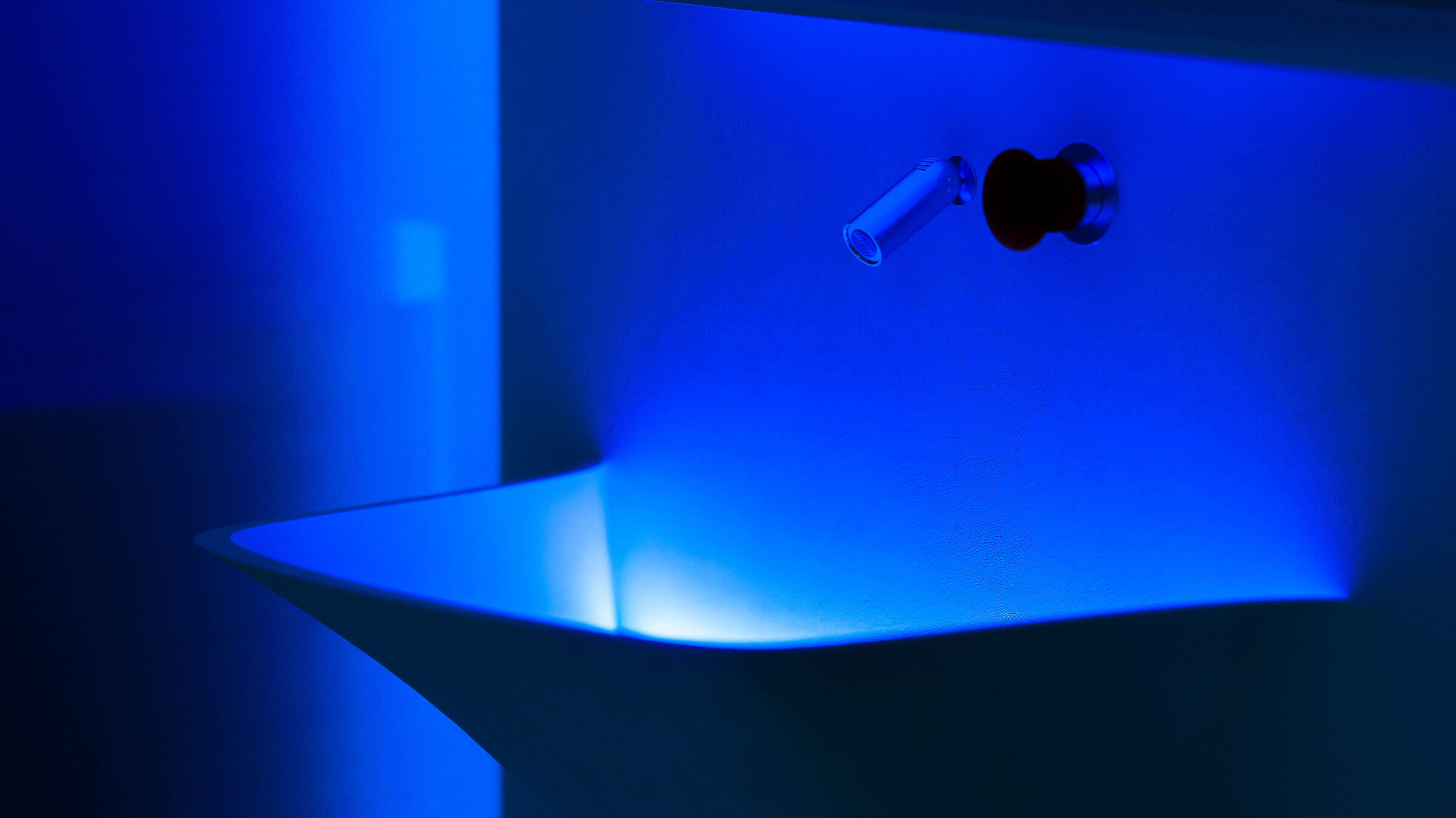 曲线玻璃幕墙打造动态空间丨STIPFOLD-14