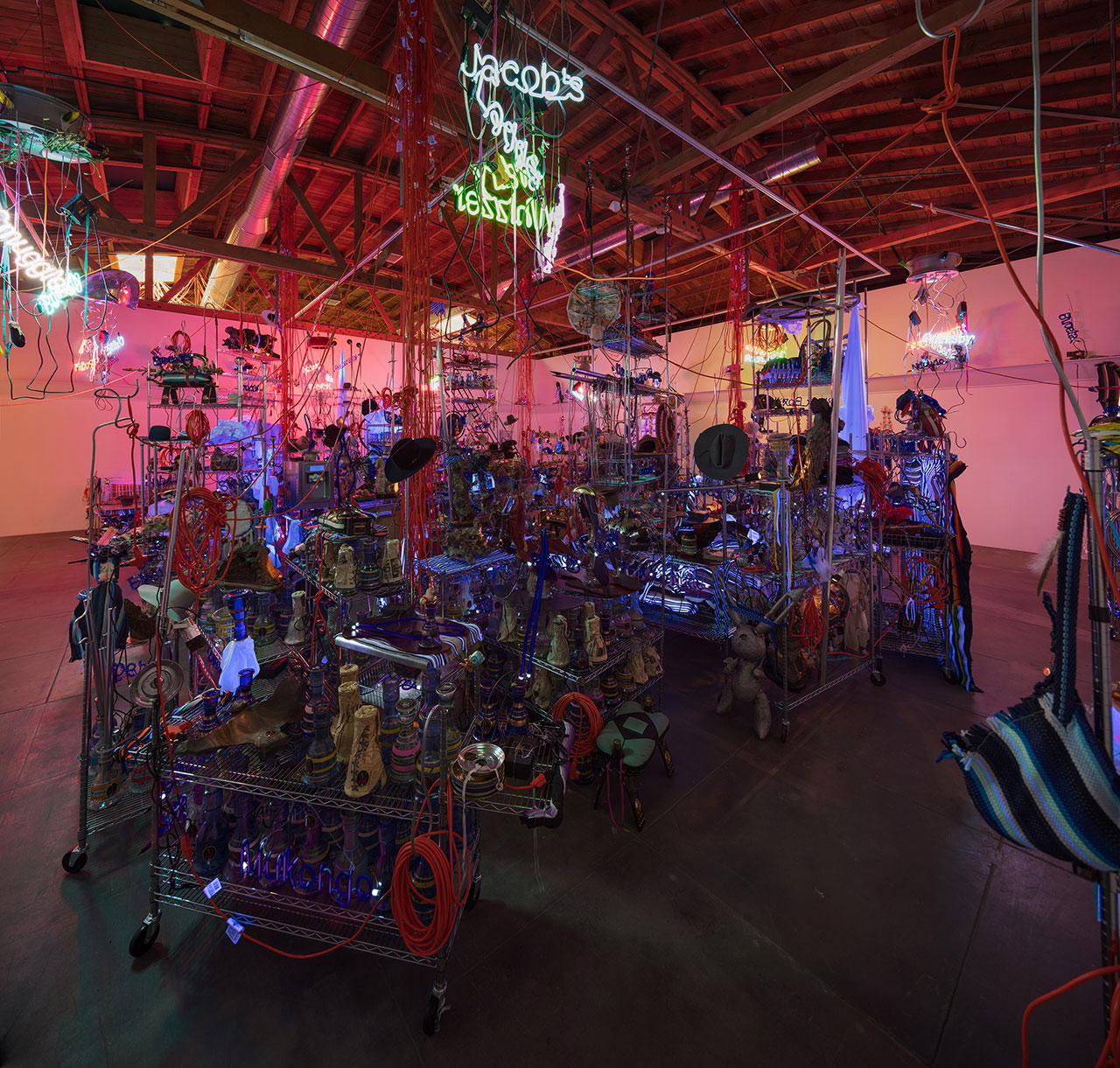 混沌中的诗意的 Jason Rhoades 装置艺术展-39