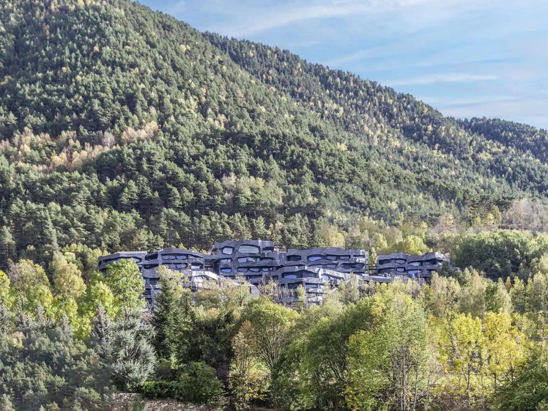 让·努维尔新作|岩石与森林之诗，22000块石材拼贴的豪宅-9