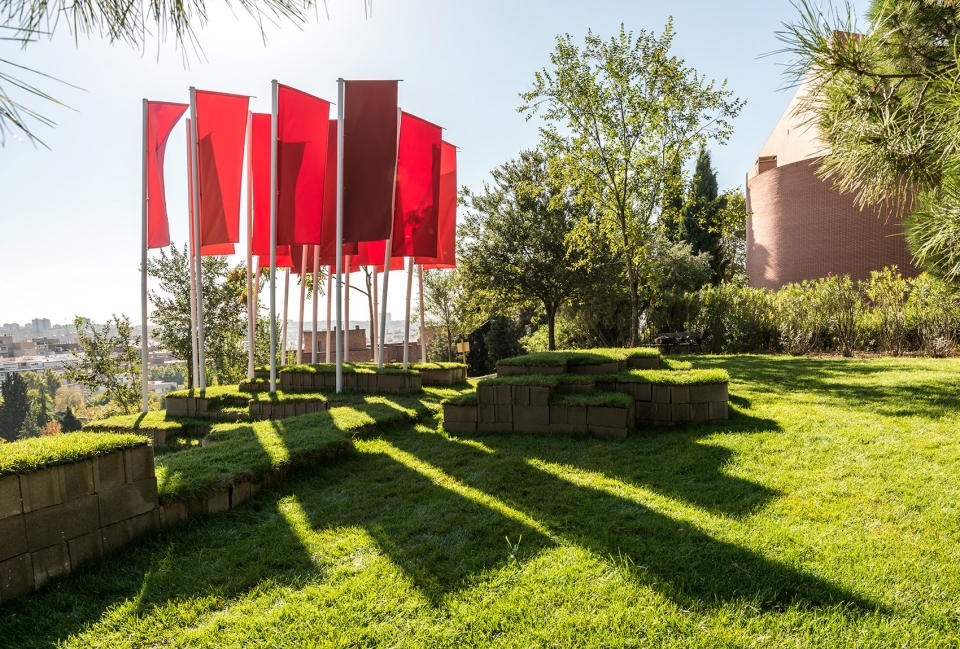 马德里戏剧学院“El Olimpo”公共空间 · 校园荒地的创意改造-3