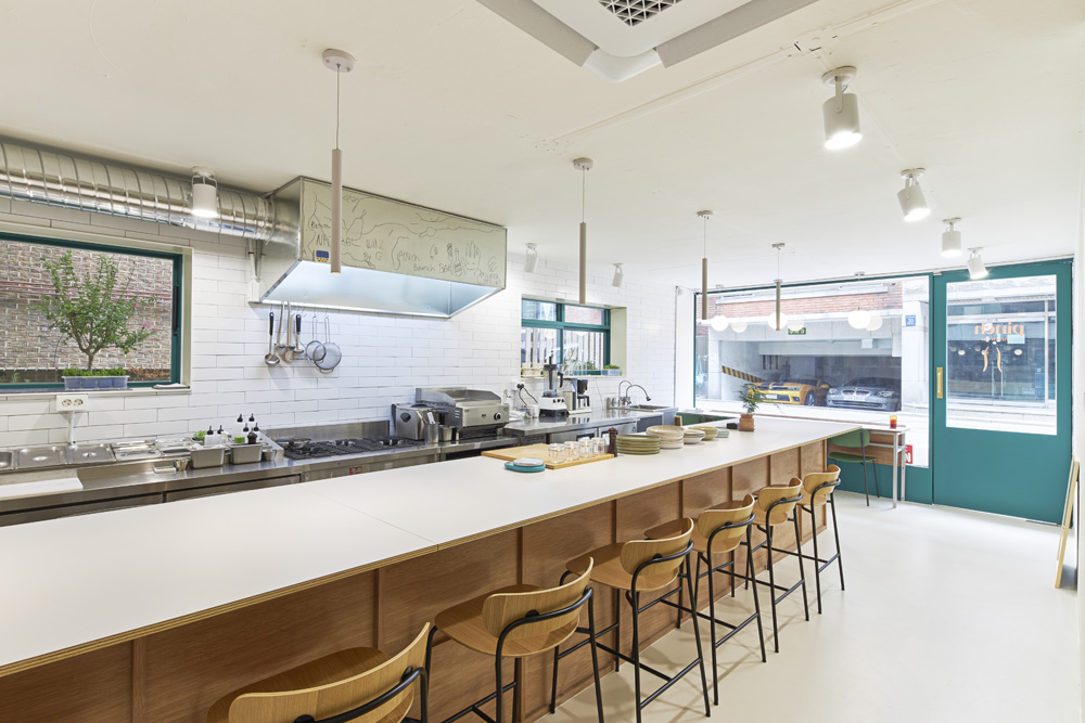 15 平米小巧咖啡厅，极简设计中的视觉盛宴-6