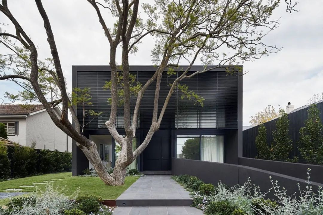 墨尔本 U 型现代别墅 | 坚固与温暖的二元探索-6