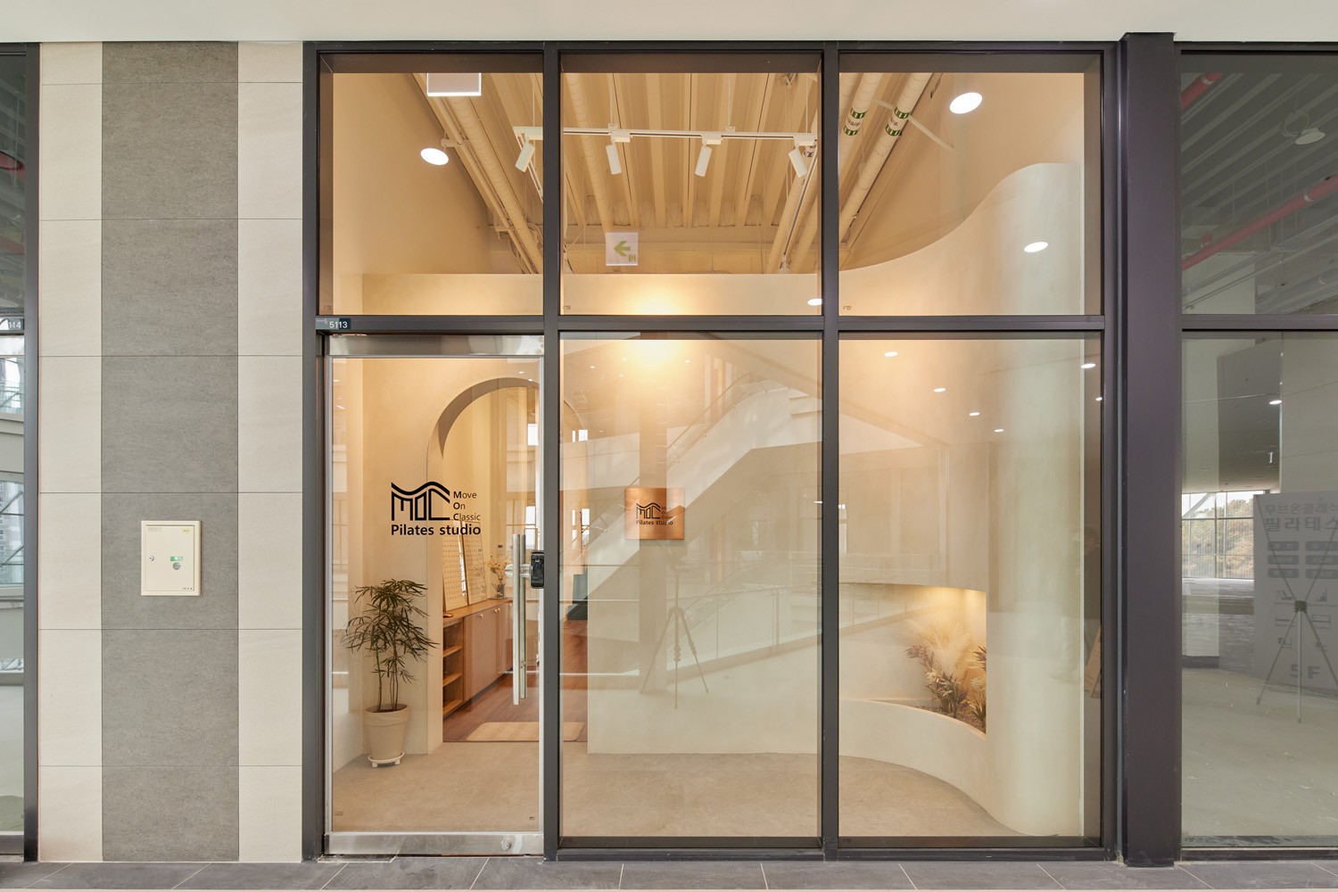 白色与木质，打造温馨的 27 平米公寓-2