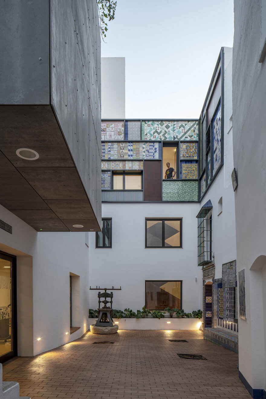 Restaurant and Hotel in Pottery Factory Montalván in Triana, Seville-37