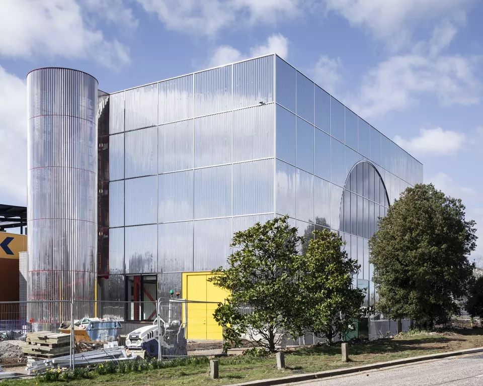 英国 MK 画廊新馆 | 不锈钢表皮与圆形大窗的融合-17