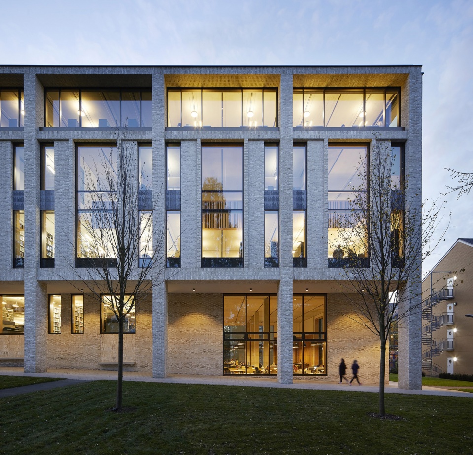 伦敦罗汉普顿大学图书馆 · 花园景观中的现代学术空间-43