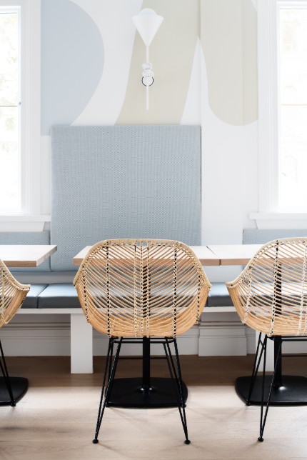 金色的;金黄色的;金的;金制的-134