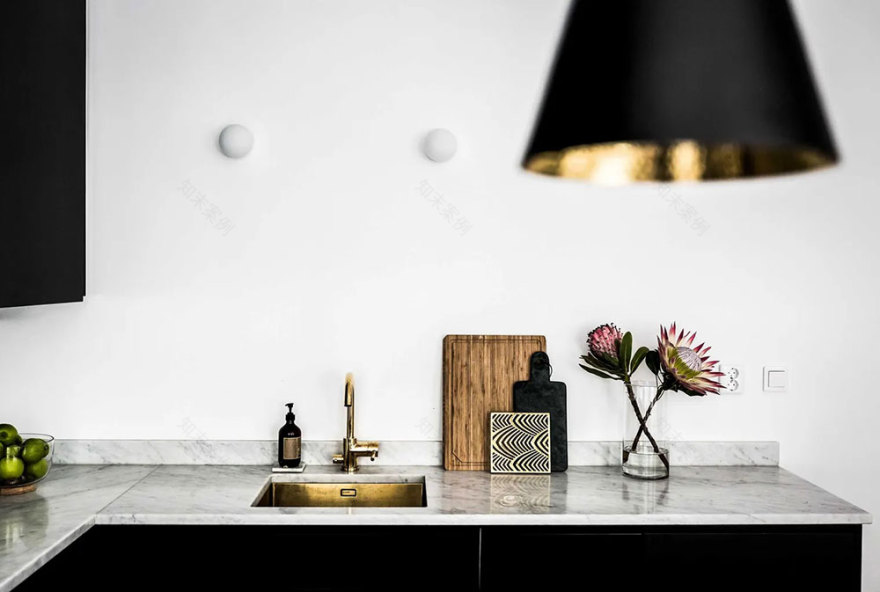 瑞典公寓的巴黎风尚与黑色厨房-8