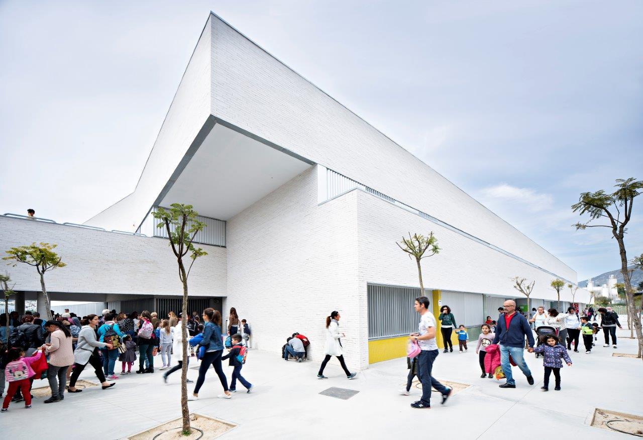 Indira Gandhi Public School · 融入地形的教育建筑-38