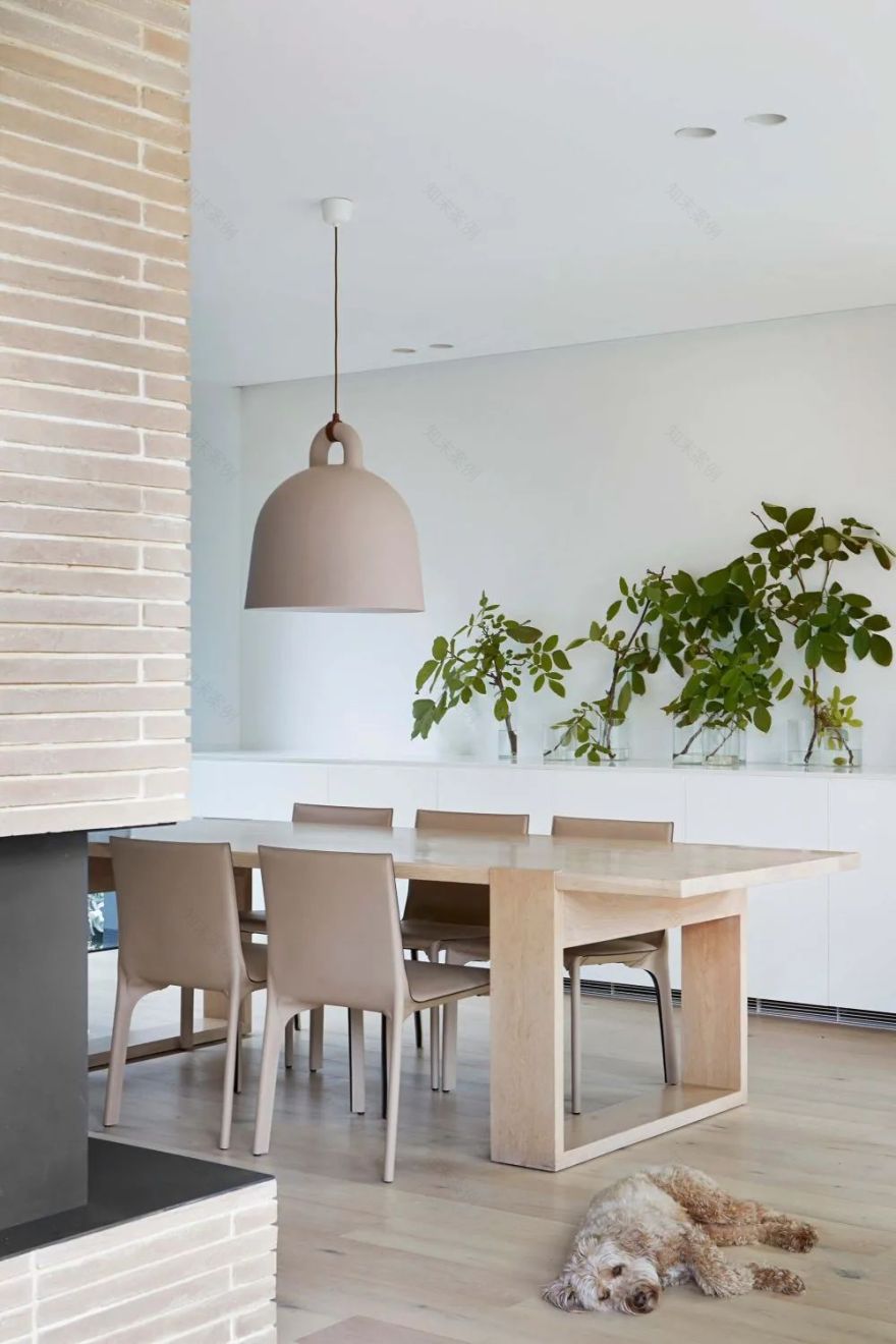 墨尔本 U 型现代别墅 | 坚固与温暖的二元探索-23