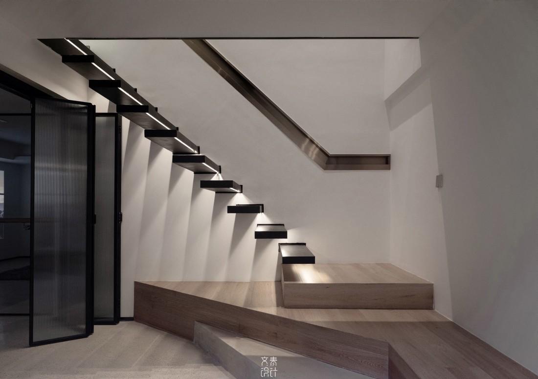 蓝色乳胶漆玄关,水磨石装饰的现代家居设计-24