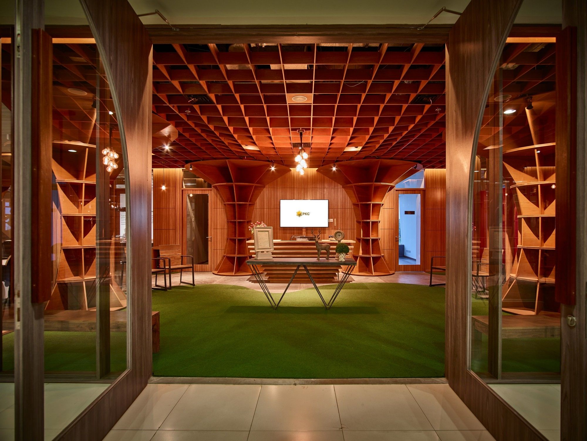 印尼 Parabolic Plywood Office 的生态创意空间-8