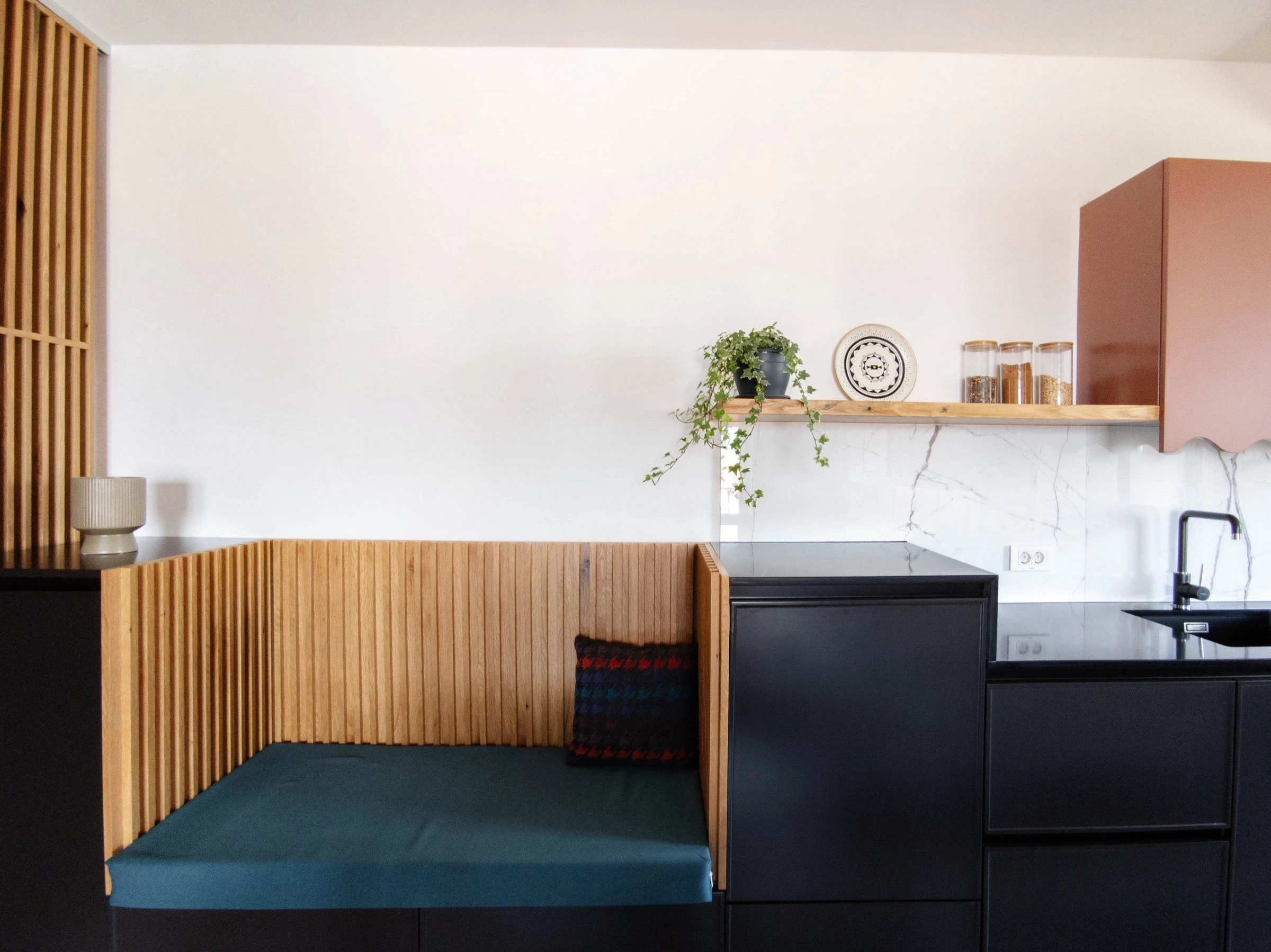 逃离现实的黑色厨房·Rozë 公寓丨普里什蒂纳-10