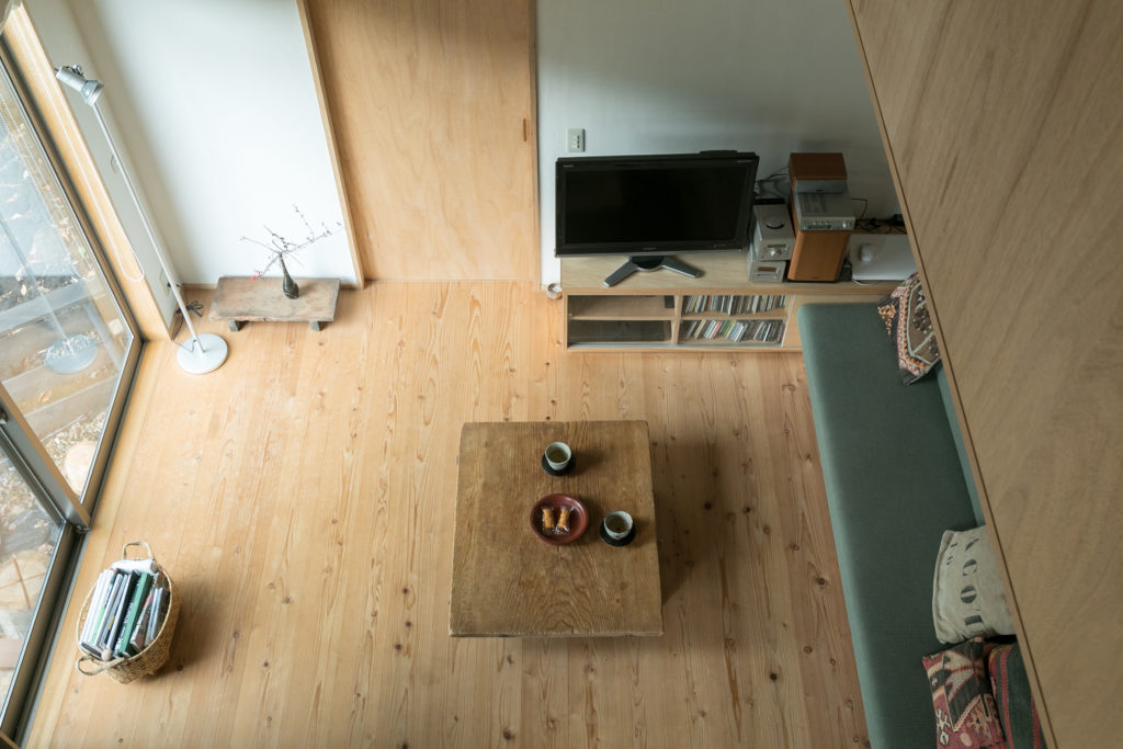 吹き抜けを家の中心に作るあたたかな自然素材の家に『shizen』の器が映える | Style of Life | 100%LiFE-12