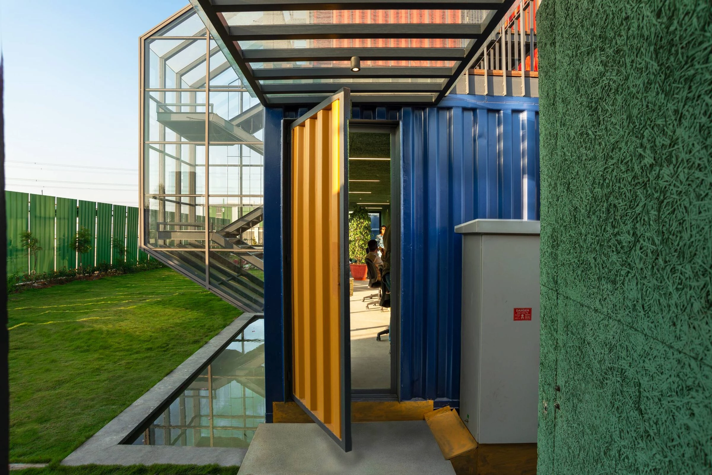 缤纷集装箱里的绿色办公空间-22