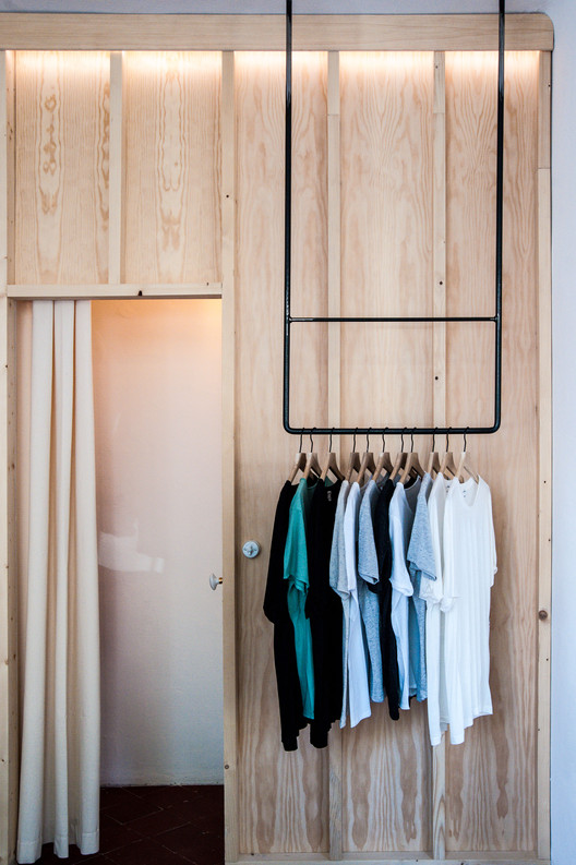 法国马赛百年老屋翻新成商店与展览空间-16