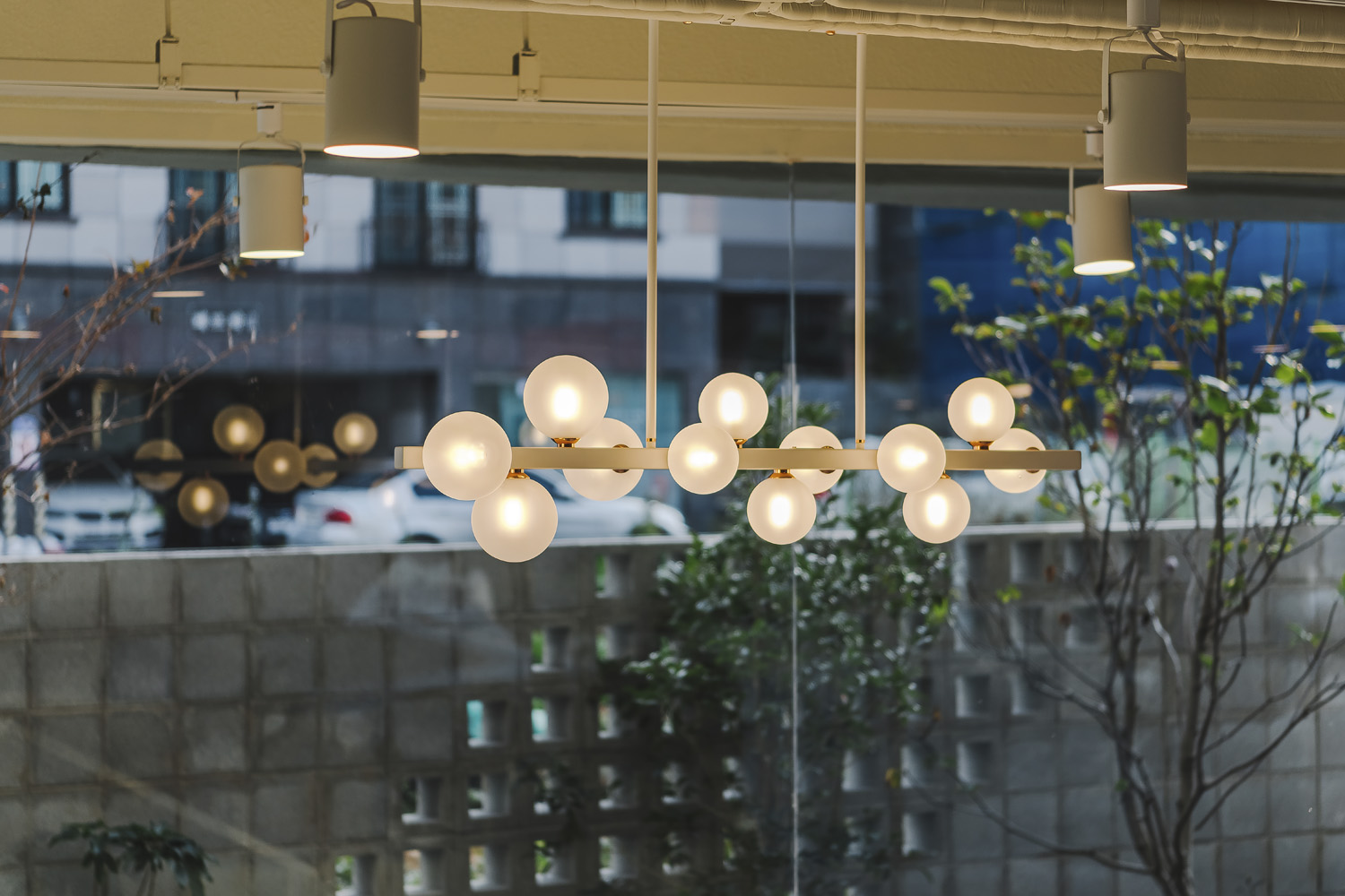 90 平米白色&木纹现代咖啡厅设计-22