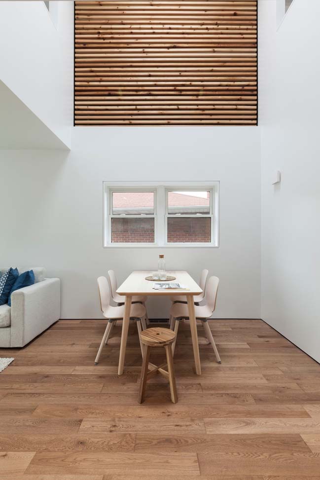 转手房；倒卖房（注：flipped house常见指低价买入后快速装修再高价卖出的房子，转手房倒卖房都较符合常见含义，这里提供转手房作为唯一翻译结果）

转手房丨加拿大丨Atelier RZLBD-37