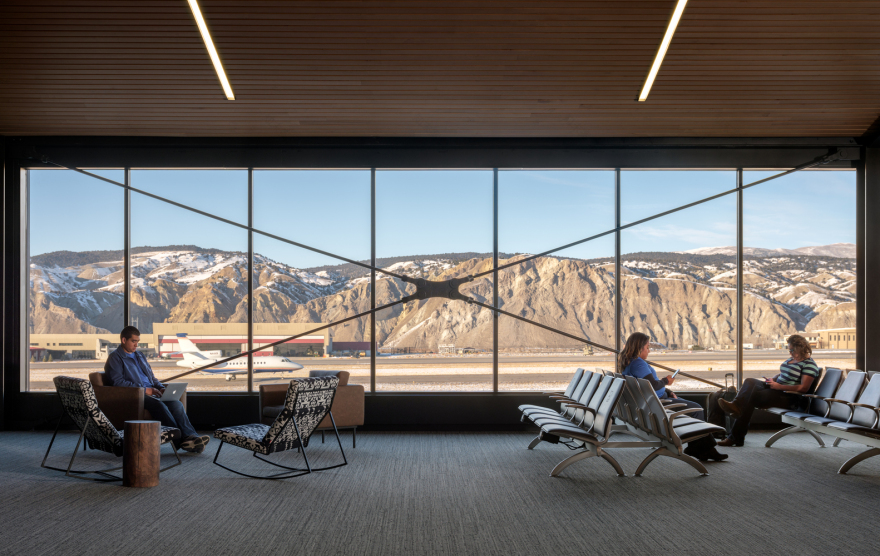 美国鹰县地区机场候机厅-22