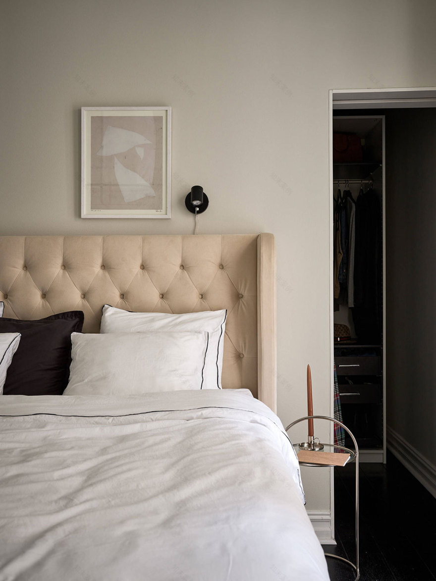 黑色地板和柔和的女性化装饰:哥德堡的宜人公寓-12