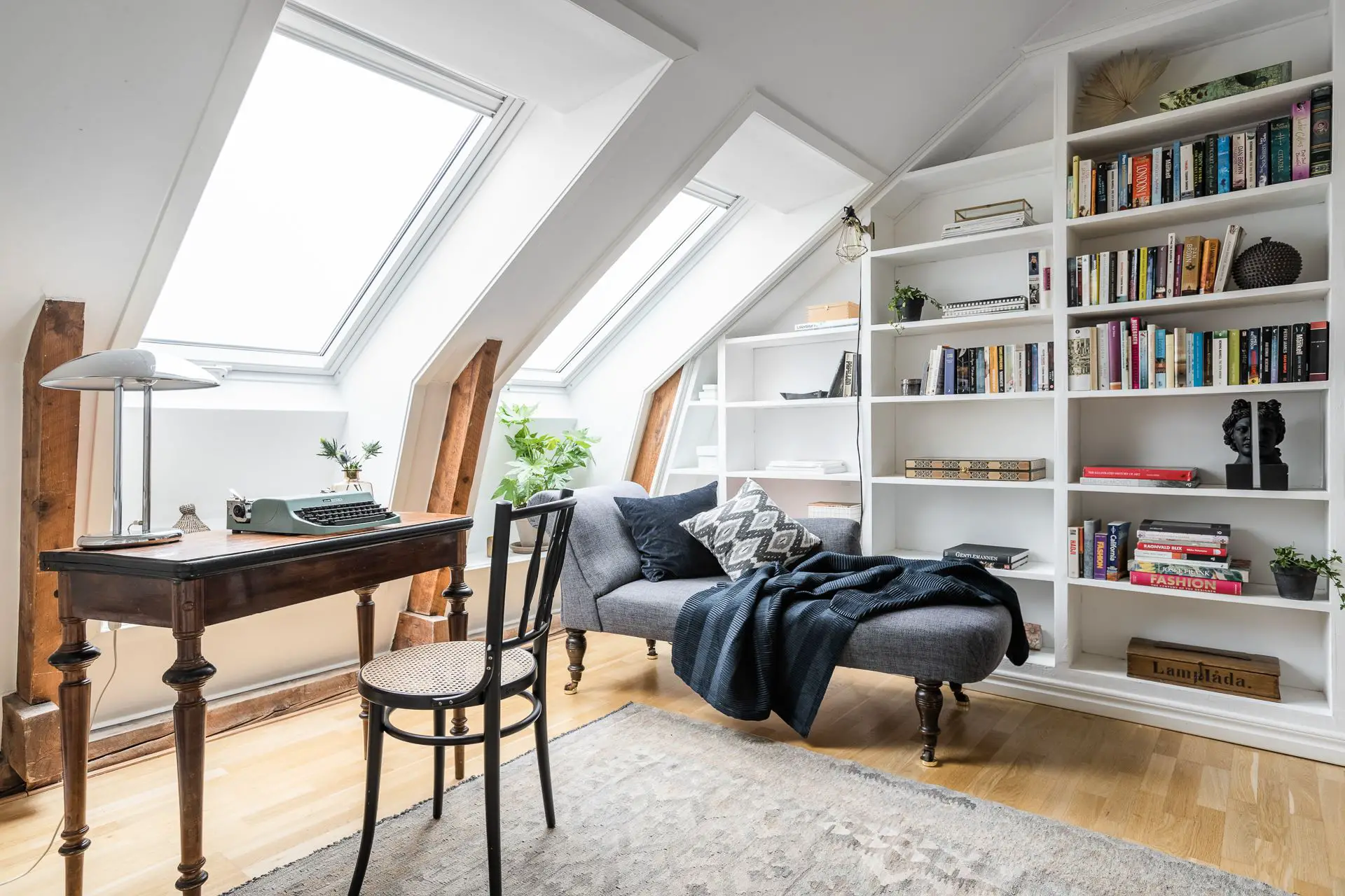 瑞典顶楼公寓的蓝色魅力-18