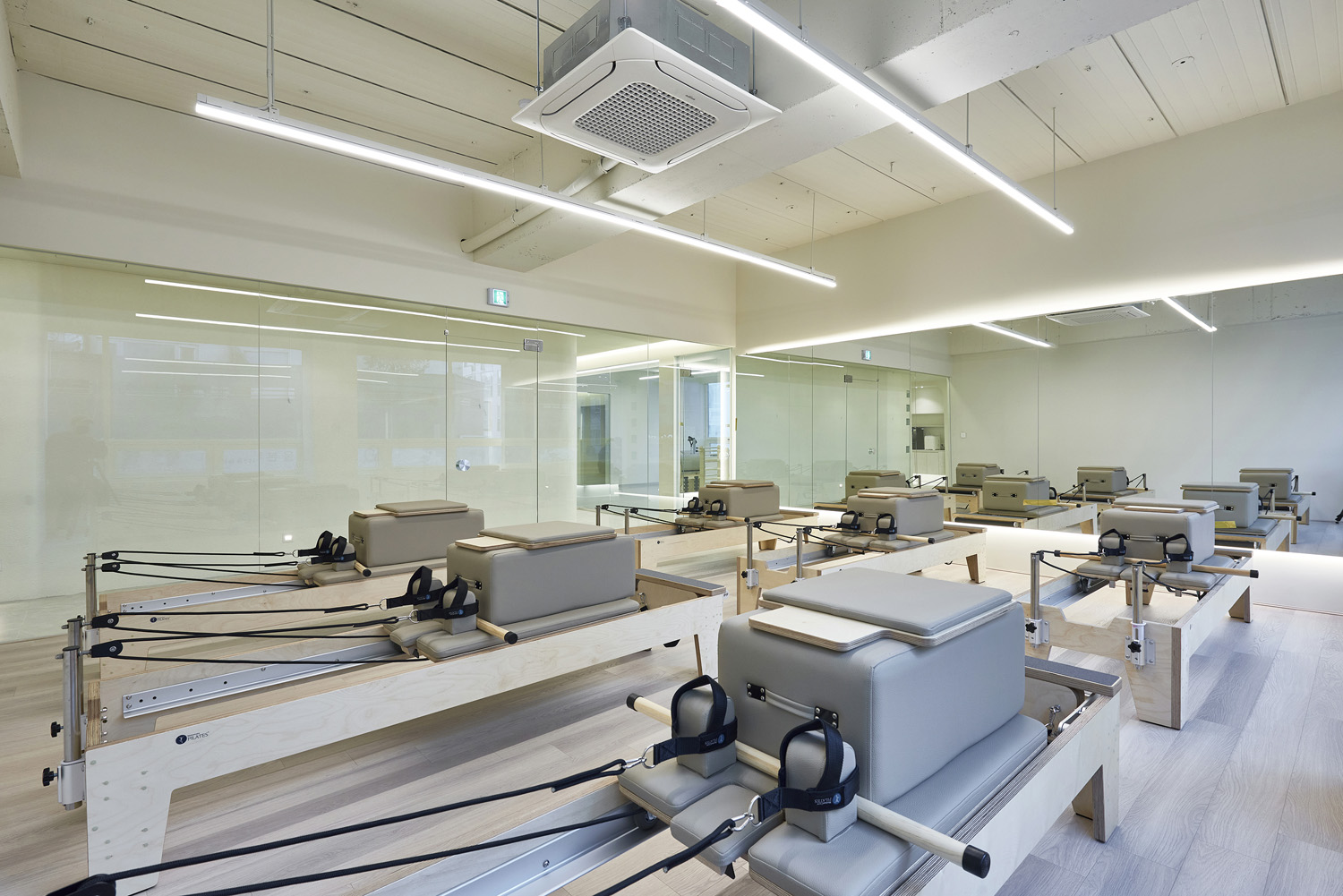 白色典雅，140 平米办公室与公寓的精致设计-16