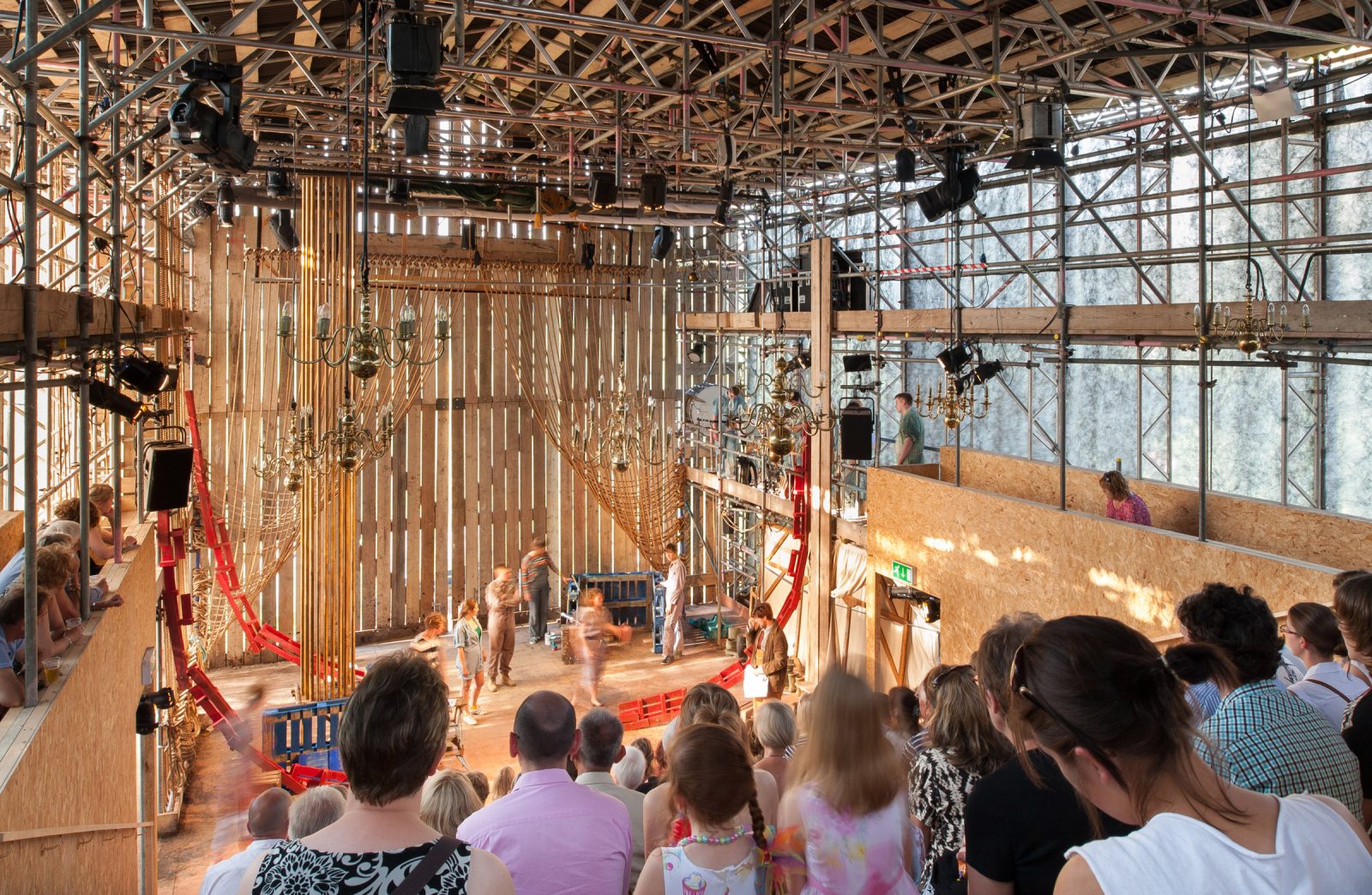 飞动剧场 组装

注：由于on the Fly 这种表达不太常规固定，飞动 是依据整体语境一种较合理的推测翻译，如果原文有其特定含义，此翻译可能需调整Assemble 结合剧院场景，一般是组装 这类动态相关的意思符合情况，若有更多背景信息，或许能更精准呈现 丨英国奇切斯特-10