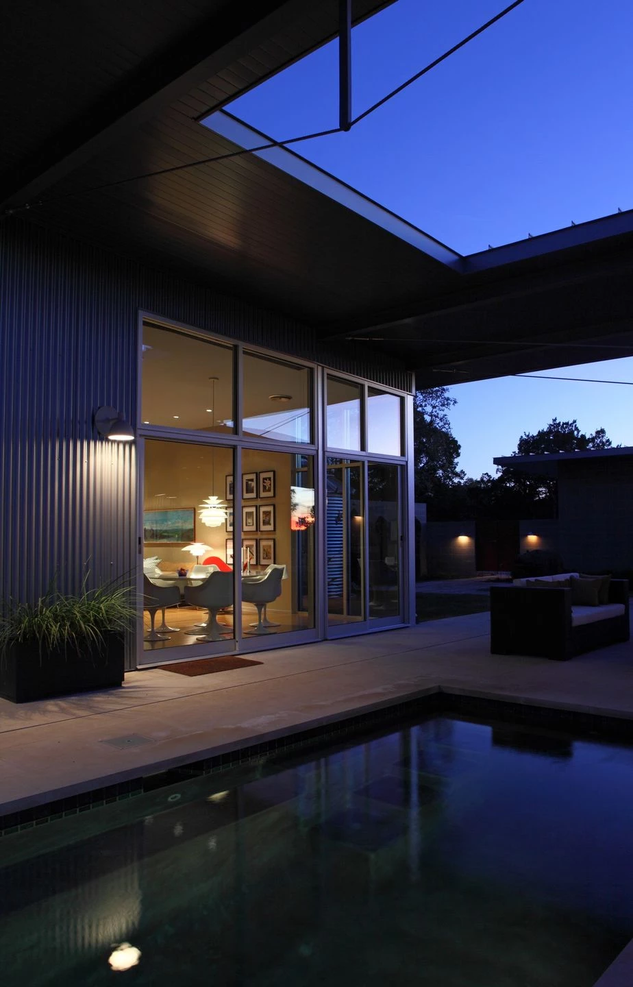 德州奥斯汀的"Villa Nuevo" | 夏日遮阳，室内外生活和谐共生-27