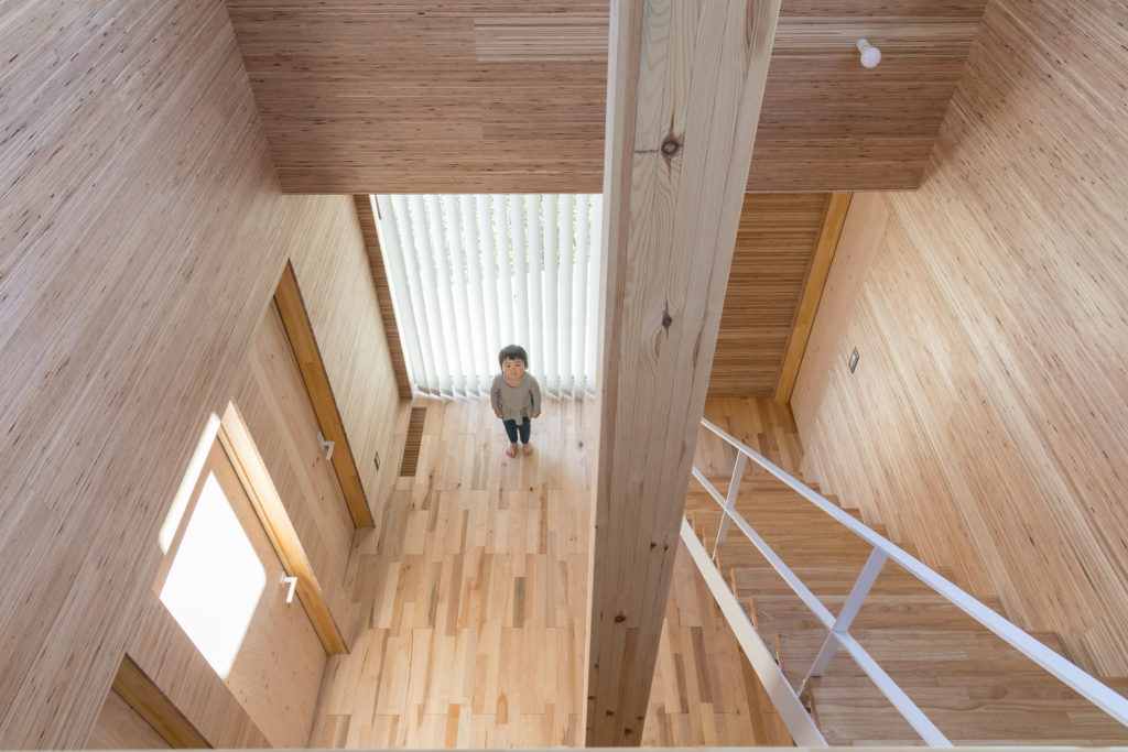 「大きな穴」が空間と家族をつなげる上下階をつなぐ吹き抜けがもたらす一体感温もりと開放感のある住まい | Style of Life | 100%LiFE-8