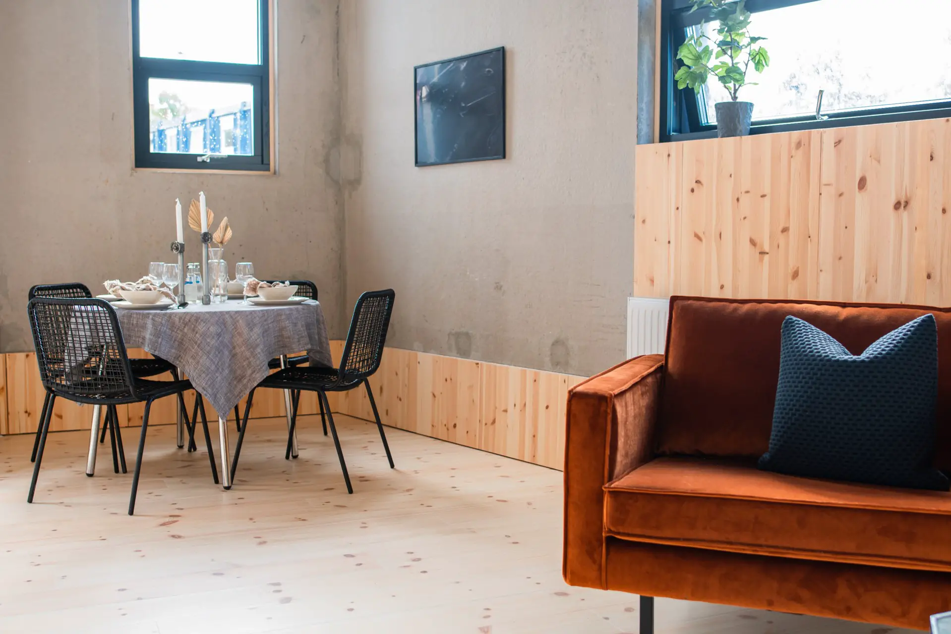 粗糙混凝土墙上的温暖迷你复式公寓-2