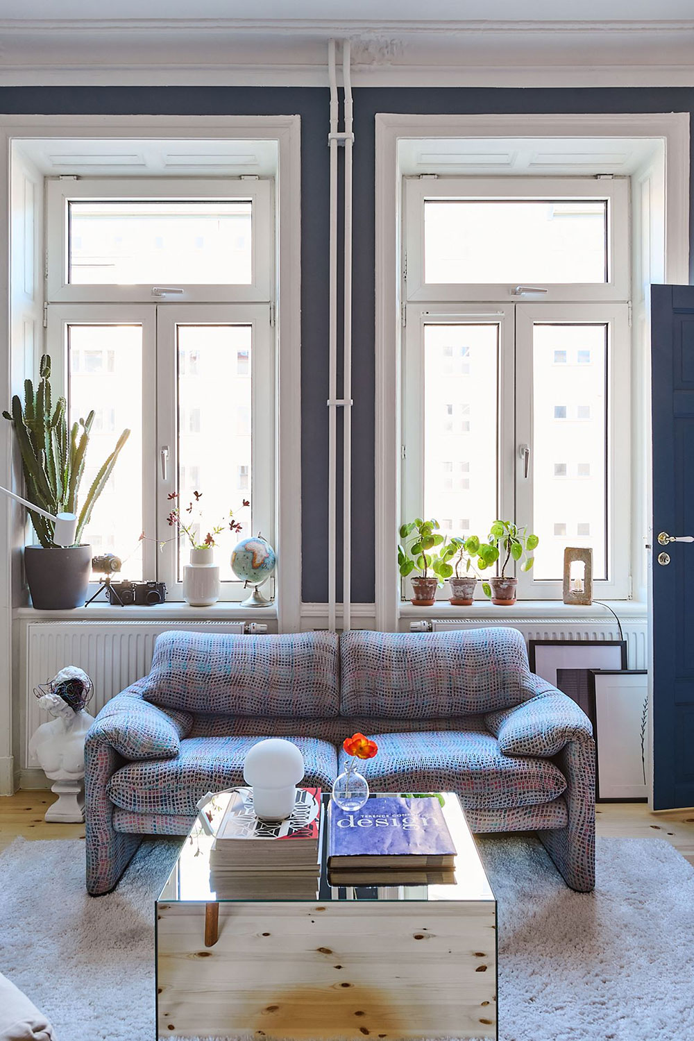 33 平米艺术小公寓 | 蓝色墙面与粉色厨房的完美碰撞-9