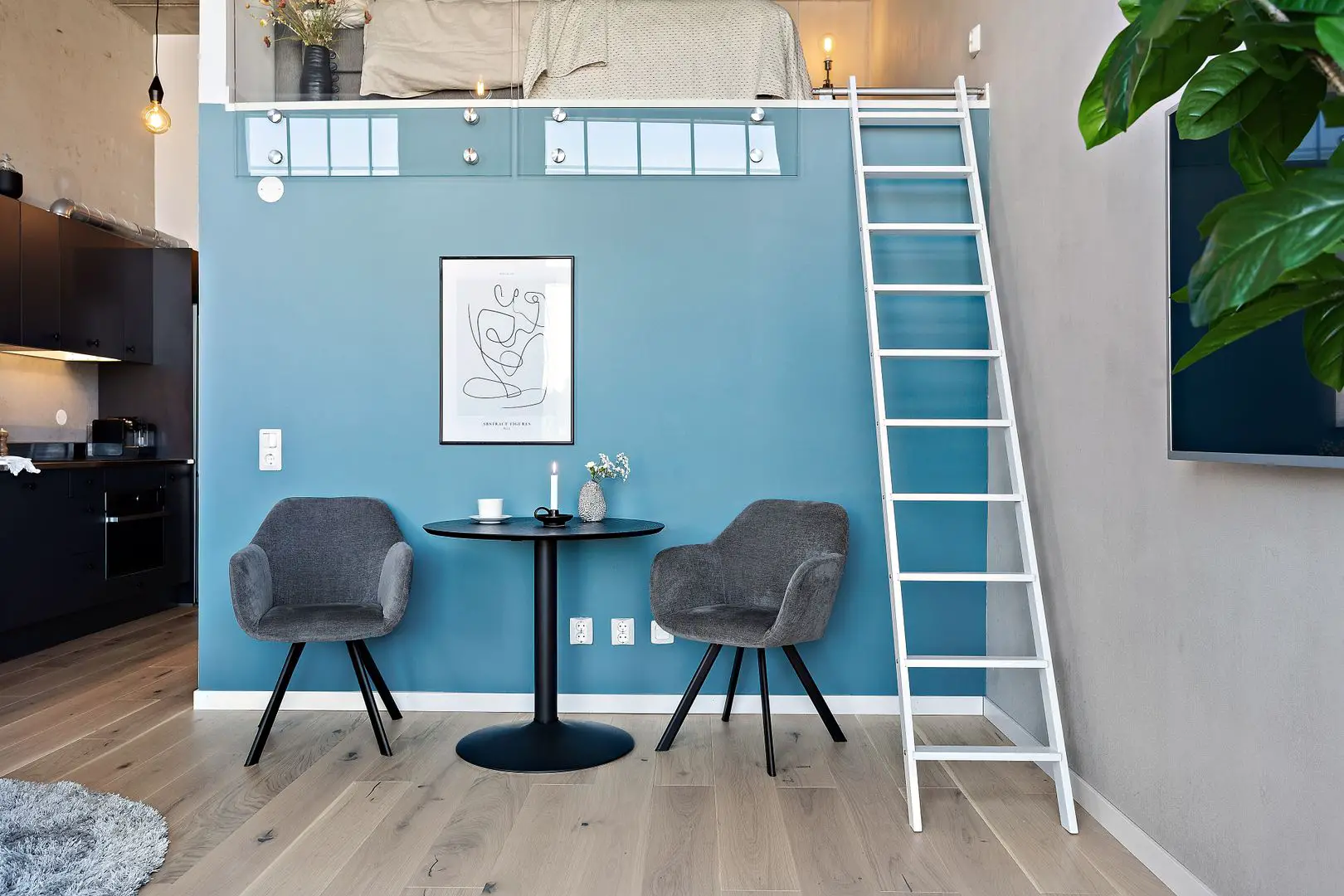 瑞典 35m2 蓝色调迷你复式公寓，设计巧妙空间利用充分-4