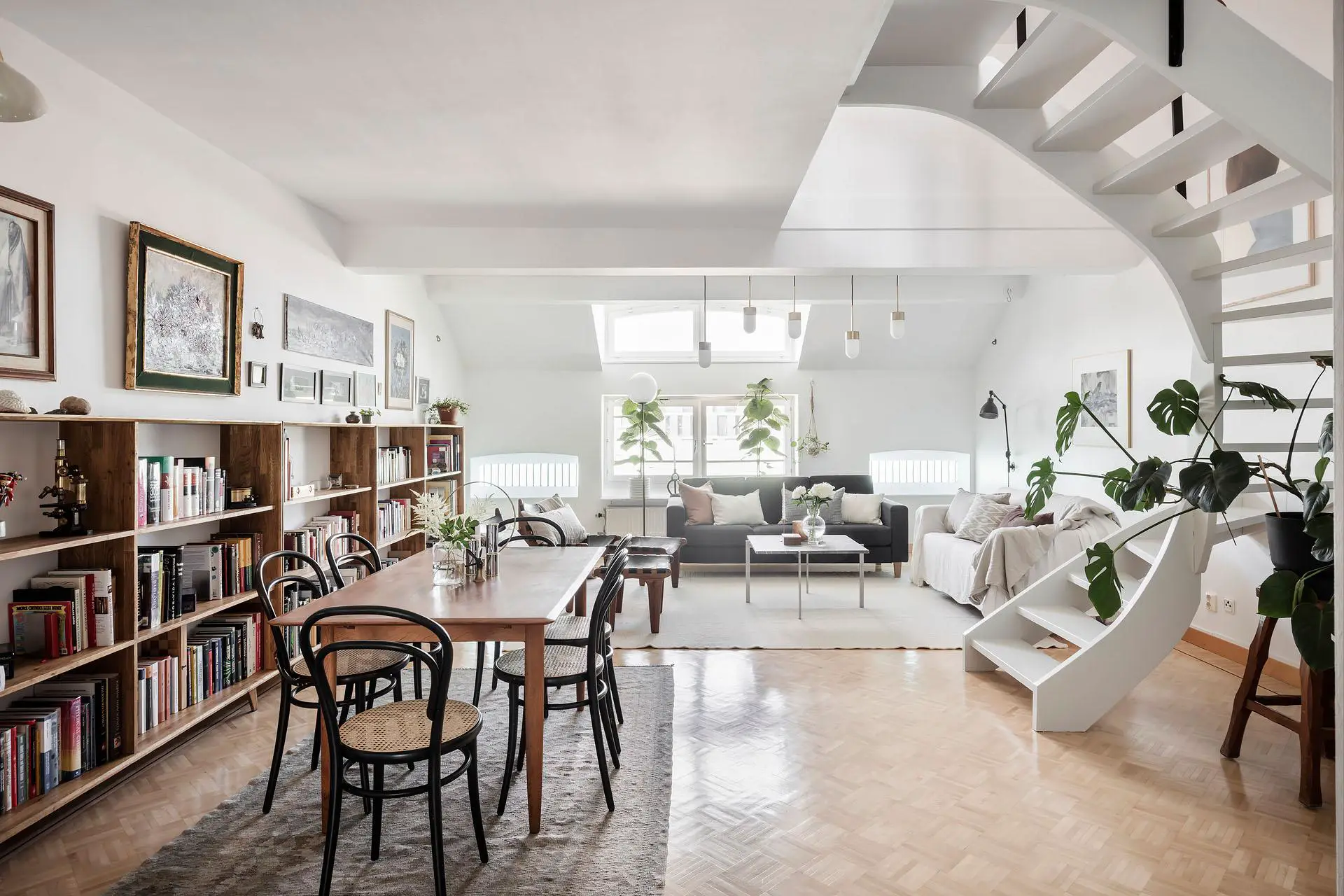 瑞典木质玻璃阁楼卧室设计-1