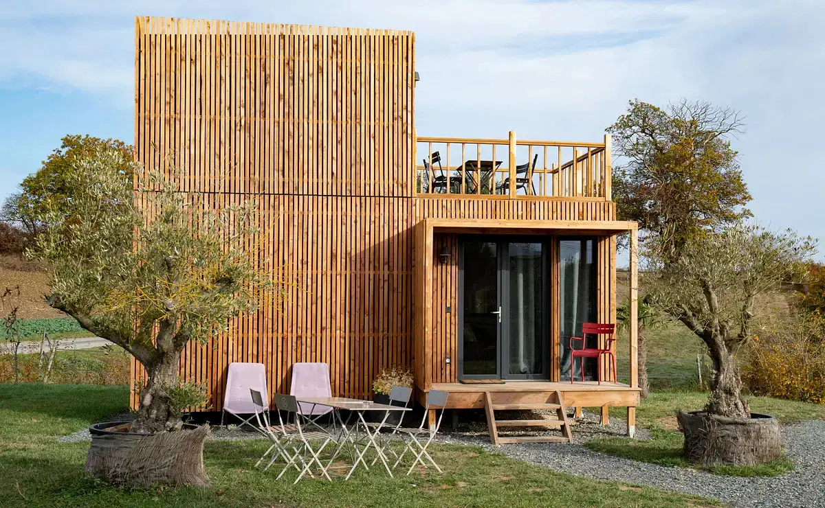 10 天搭建完成！30m²迷你木屋带阳台与夹层-1