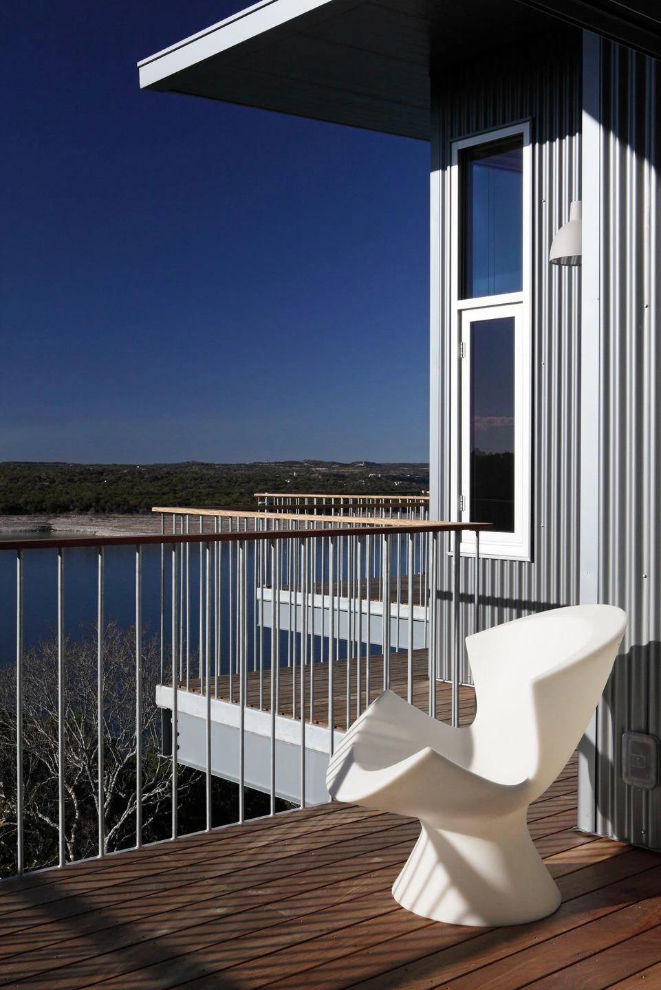 德州奥斯汀的"Villa Nuevo" | 夏日遮阳，室内外生活和谐共生-14